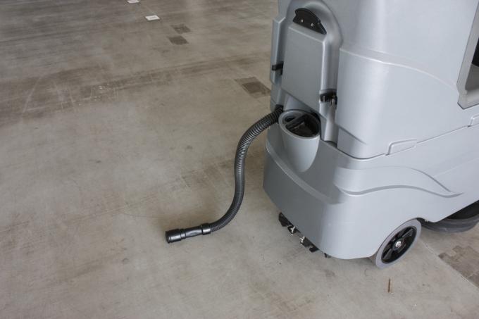 Jenis Baterai Ride On Floor Scrubber Dryer Menggunakan Di Lantai Keras Yang Lebih Besar 0