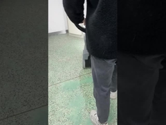 Mudah membersihkan lantai di lingkungan kantor yang sempit